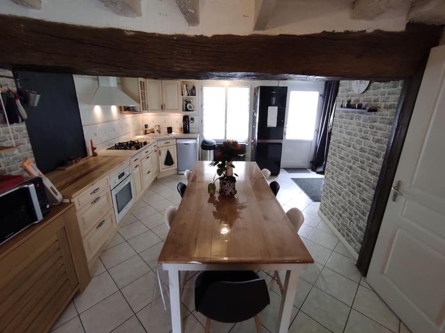 Chaleureuse Maison De Ville Avec Parking Gratuit チノン エクステリア 写真