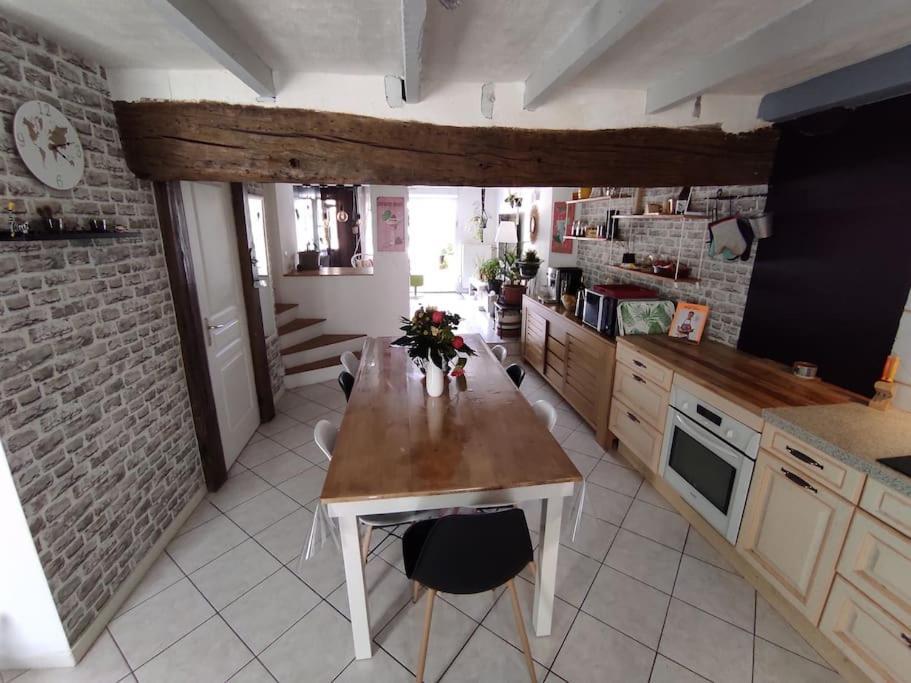 Chaleureuse Maison De Ville Avec Parking Gratuit チノン エクステリア 写真